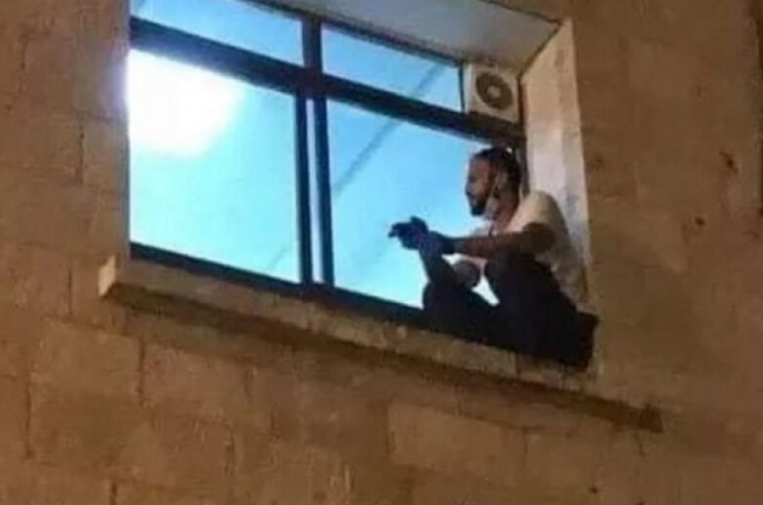 Всяка вечер син катери стена на болница, за да бди над болната си майка