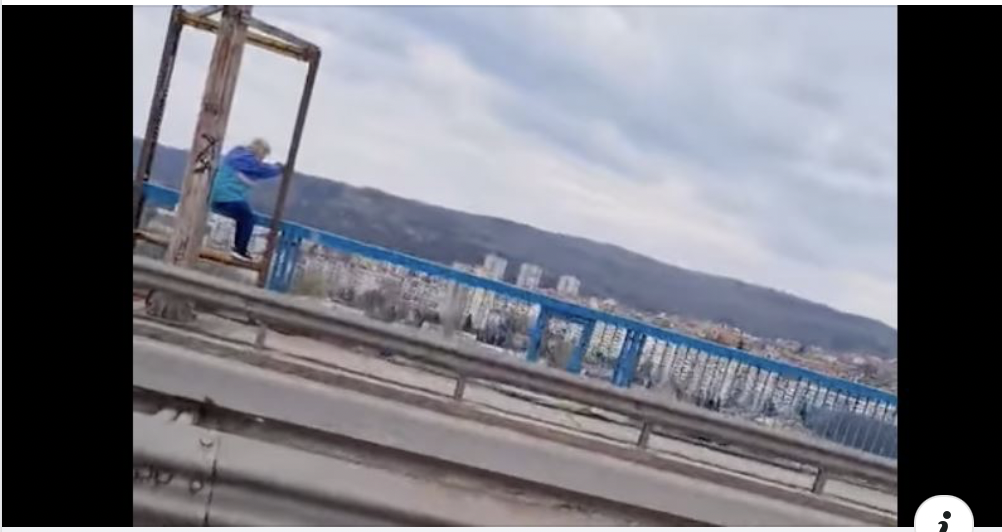 Възрастна жена се опита да се хвърли от Аспаруховия мост, спасяват я минувачи / ВИДЕО