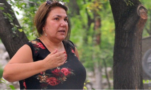 Марта Вачкова рови по кофите, гледа какви вещи изхвърлят хората