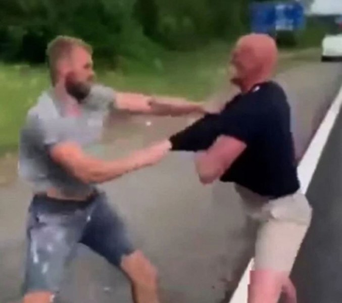 Двама шофьори се млатиха жестоко на крачка от магистрала ВИДЕО