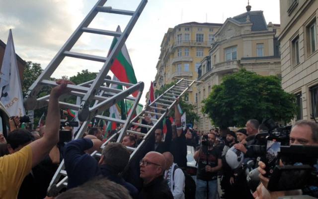 Корнелия Нинова ходи с колие за 5 бона, докато хората гладуват