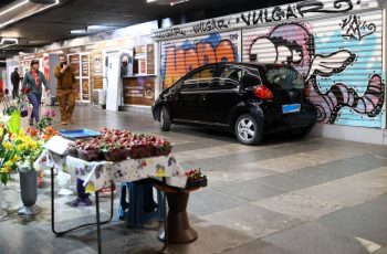 Неочакван „гост“ в подлеза на Орлов мост: Автомобил се спусна по стълбите без шофьор