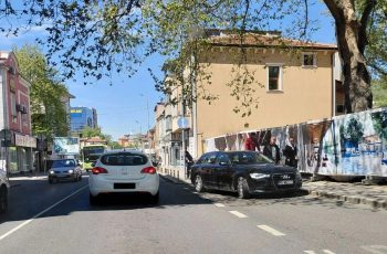Безпардонно нахалство в Пловдив: Audi спря в насрещното върху автобусна спирка