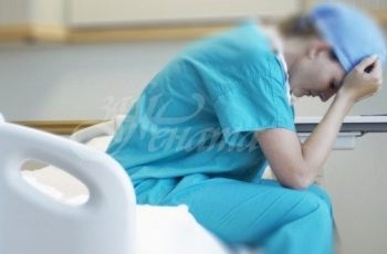 Повече от „просто сестра“: Силният отговор на медицинска сестра срещу недоценяването