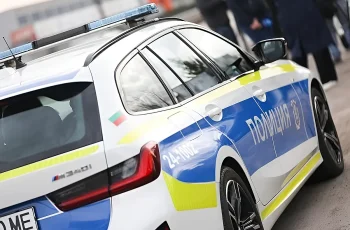 Драматичен финал на полицейски гонки в Бяла черква: Моторист се барикадира в къща след сблъсък