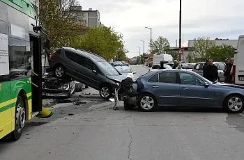 Дрогиран шофьор на автобус предизвика верижна катастрофа в Хасково