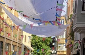 Скандал в „Капана“: Филмови декори и „прокъсани чаршафи“ вбесиха местните предприемачи