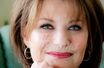 Край на скучните палта: Вижте коя е новата модна мания, която завладя всички дами тази зима!